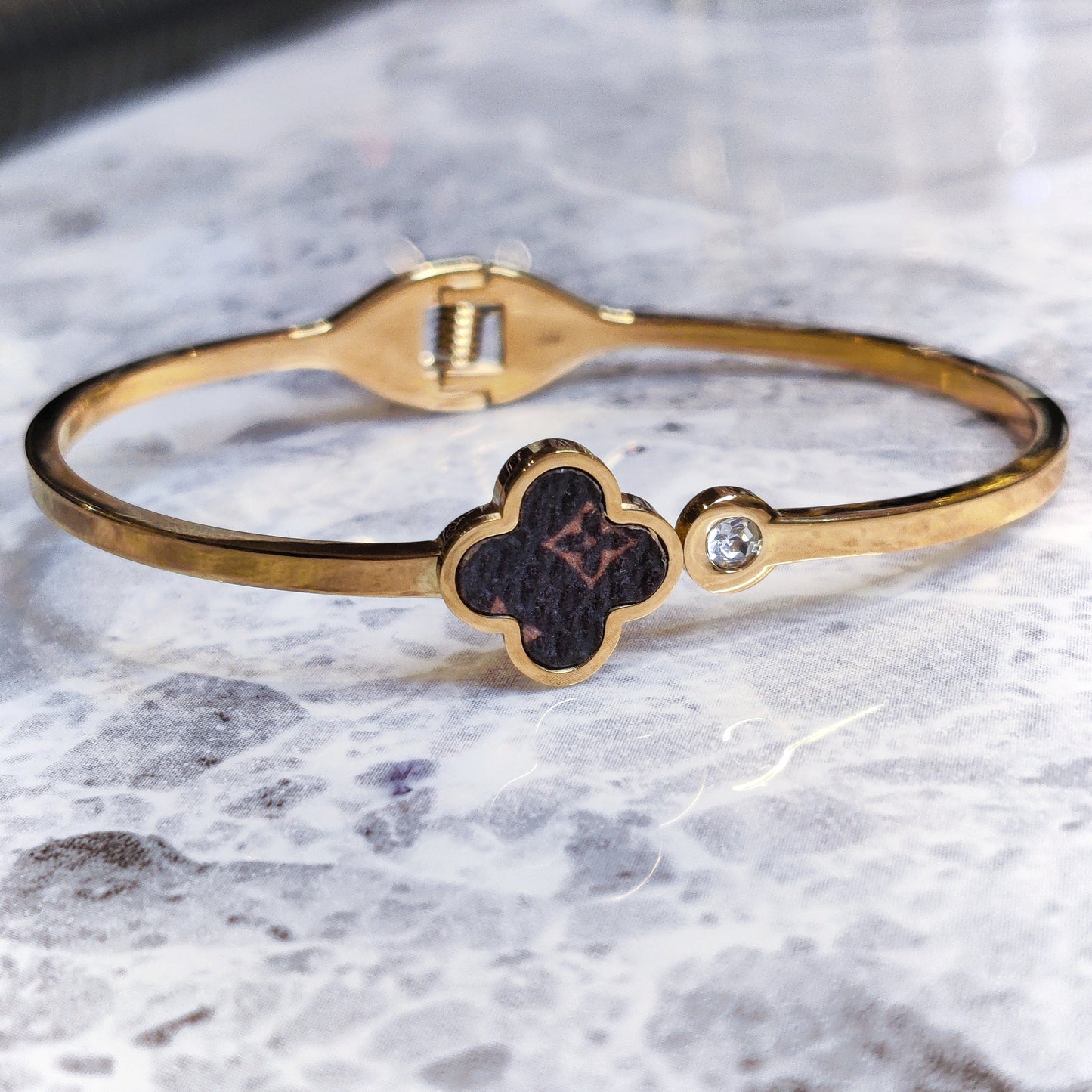 Leather Clove 18K Gold Bangle